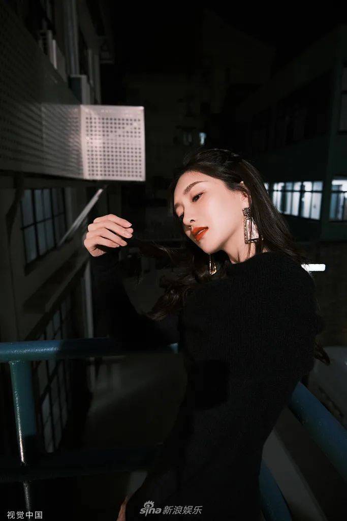 短裙 江疏影穿紧身黑裙秀锁骨！雪肤玉貌大长腿太性感撩人