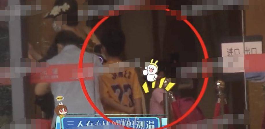 下半身 孙俪带儿子送女儿去学跳舞,女儿穿粉色舞蹈衣,肉肉小屁股太可爱