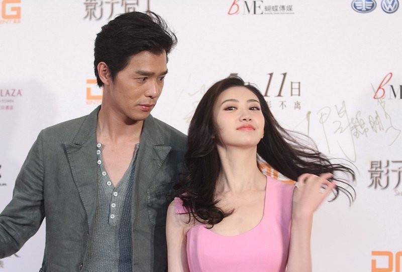 服装 张柏芝张韶涵和景甜合照,明明都穿了裙子,但看不出年龄差