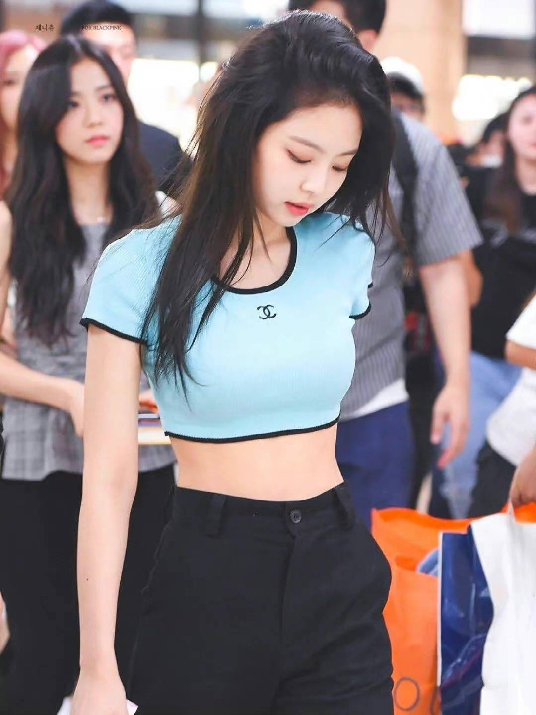蓝色 JENNIE最新机场照,顶流女团时尚穿搭get起来!