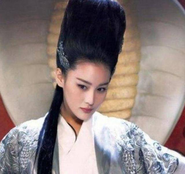 发型这是得罪造型师了吧，颜值再高，也经不起这么糟蹋？