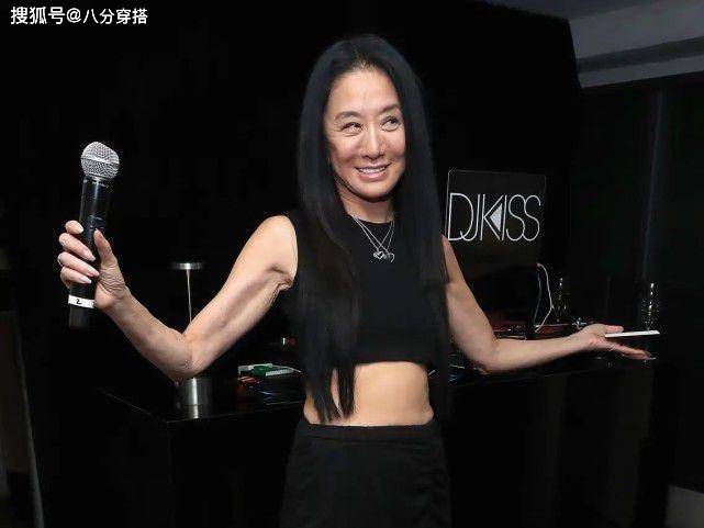 黑色 王薇薇是“奶奶辈顶流”，黑白拼色抹胸配短裤高挑时髦，优雅大气