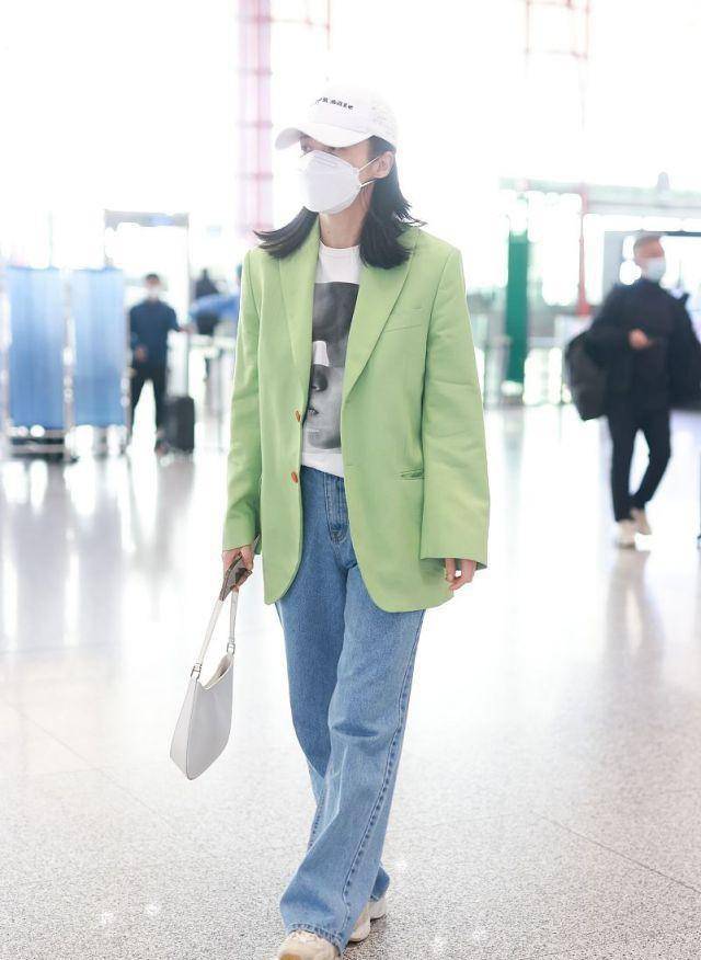 色彩 蒋勤勤换了风格更减龄,绿色西装配牛仔裤穿搭,看起来像18岁少女