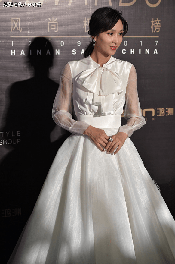 身材 杨恭如47岁气质仍惊艳，一袭白色礼服华丽高级，气场全开真惹眼