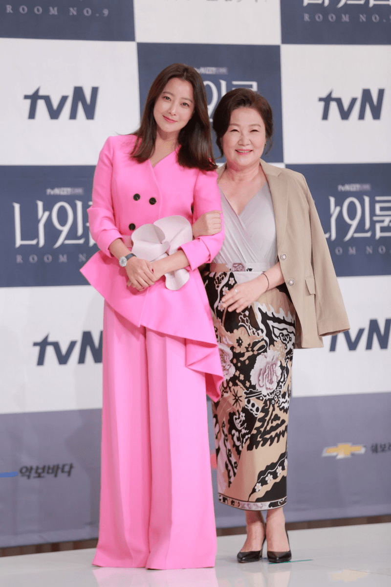 黑色 又被金喜善惊艳到了，绿色连衣裙配黑色锥形裤，气场不输超模