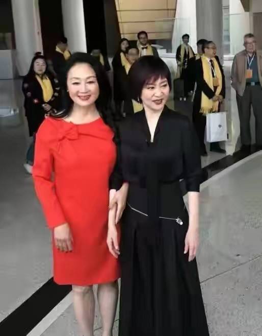 当腰 美人刘雪华不服老！一身黑裙神秘又优雅，把项链当腰链这衣品绝了