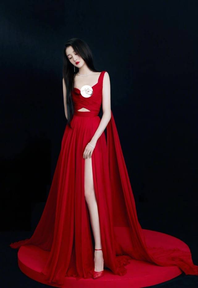 廓形 电影节闭幕式关晓彤又成大赢家！首次亮相赢了巩俐，穿西装出风头