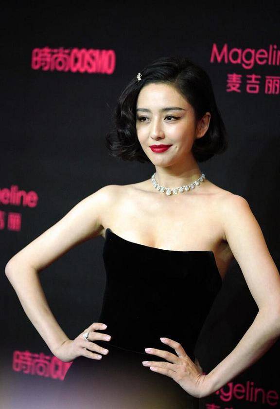 设计 佟丽娅穿黑色丝绒抹胸裙亮相，颜值真是天花板级别，美出天际了