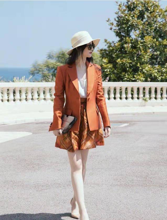 傲人 刘亦菲穿红色长裙亮相，秀出傲人的身材曲线，散发高贵优雅气质