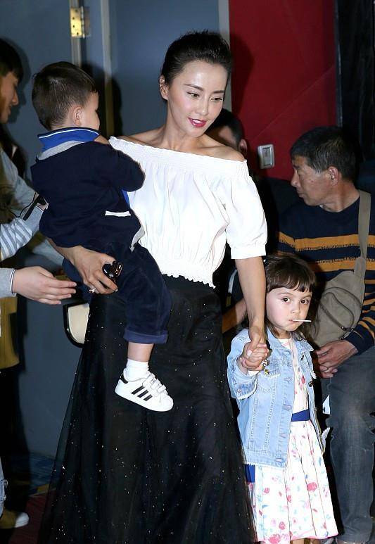 服装 吴奇隆的前妻颜值高，穿黑裙也很贵气，但底妆太白好奇怪