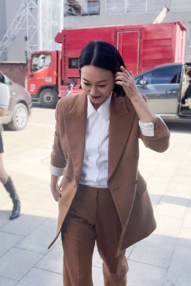 整体 两大女神罕见同框!45岁舒淇变绝美女神,61岁惠英红皮肤真白皙