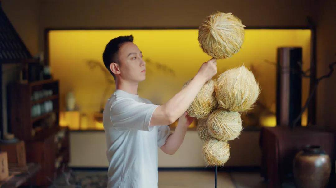 90后男生创新传统手艺,到成都郊野用花草展现生命的激情_花艺