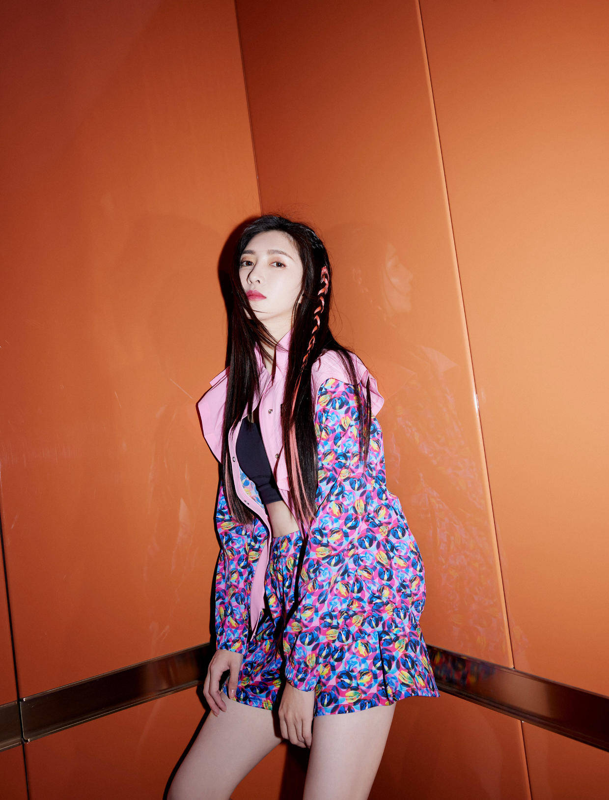 套装 江疏影人美又会穿,一身印花套装高调张扬,秀“漫画腿”好惹眼