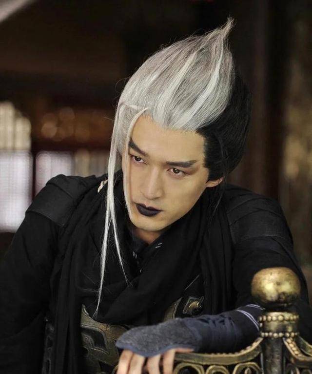 发型这是得罪造型师了吧，颜值再高，也经不起这么糟蹋？