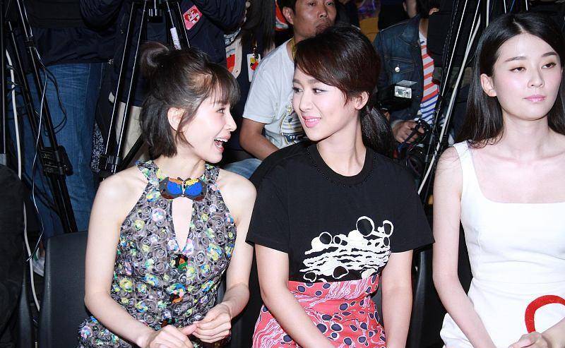 脸蛋 杨紫和乔欣好可爱啊,脸蛋都肉肉的,穿少女风裙子太甜了