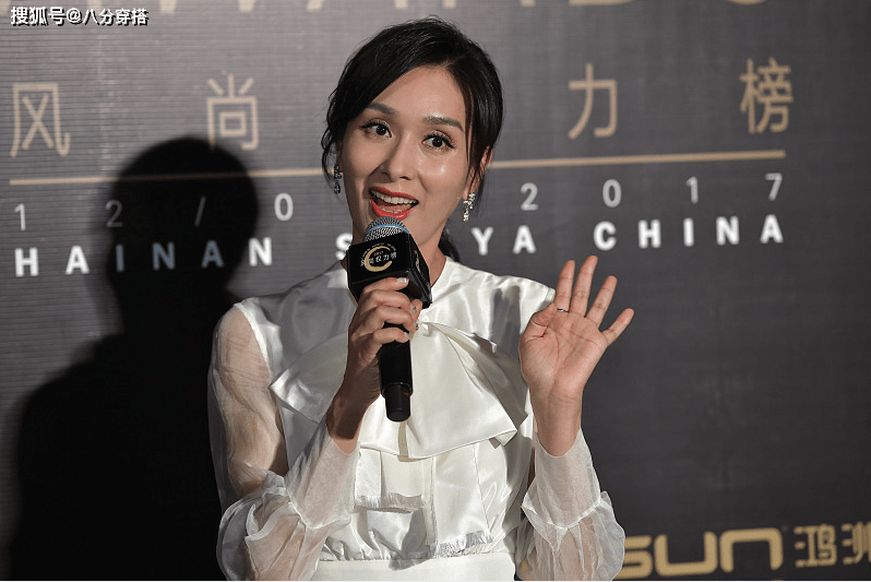 身材 杨恭如47岁气质仍惊艳，一袭白色礼服华丽高级，气场全开真惹眼