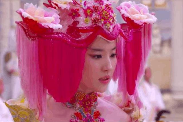 发型这是得罪造型师了吧，颜值再高，也经不起这么糟蹋？