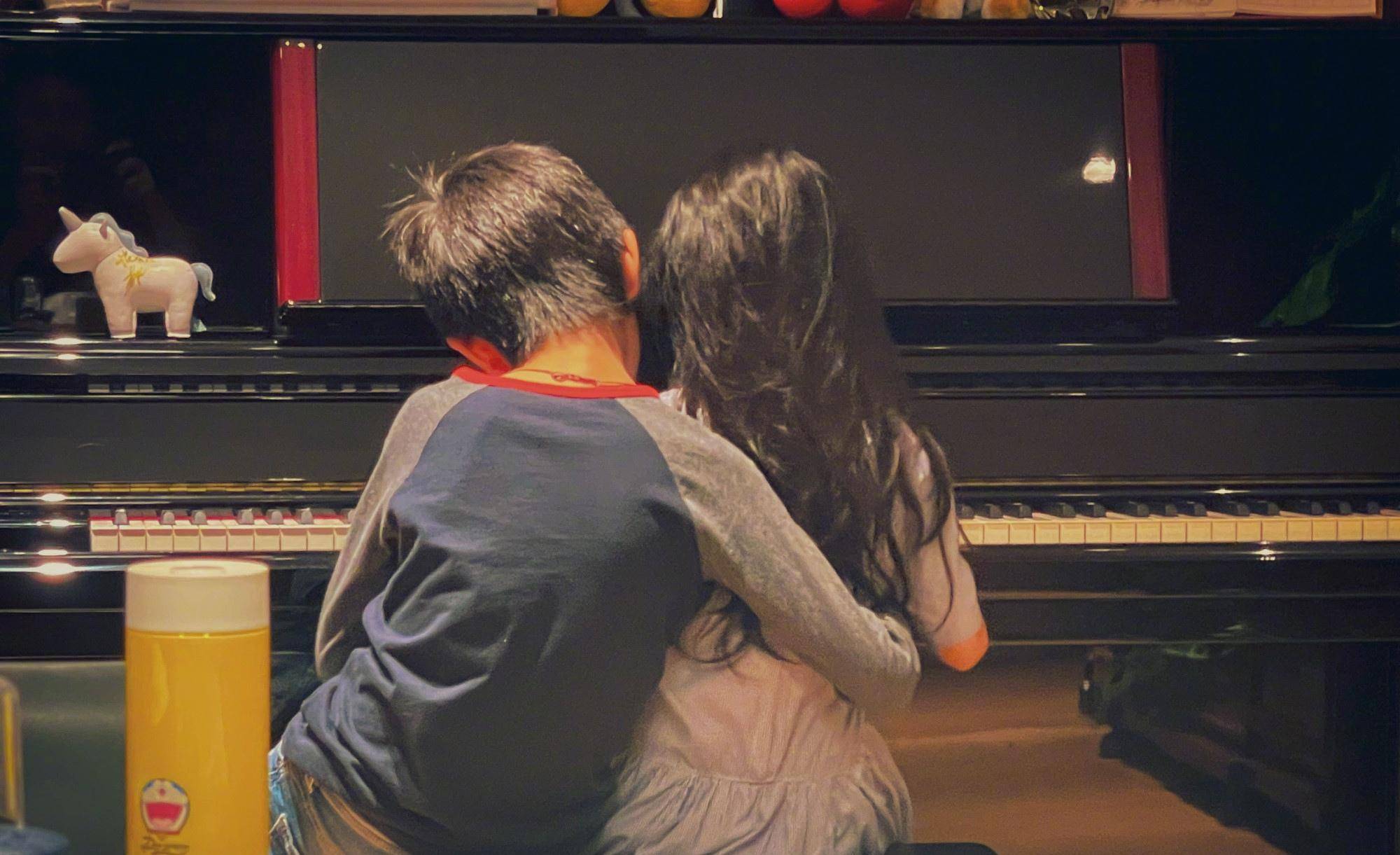 下半身 孙俪带儿子送女儿去学跳舞,女儿穿粉色舞蹈衣,肉肉小屁股太可爱