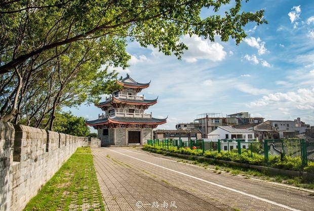 潮州标志性景观，始建于明代，是广东现存最壮观的城墙