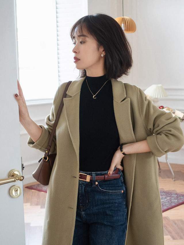 大衣 30+女性怎么穿才显气质？红色衬衫+高腰牛仔裤，高级时尚又显白