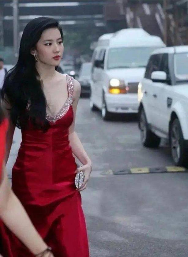 傲人 刘亦菲穿红色长裙亮相，秀出傲人的身材曲线，散发高贵优雅气质