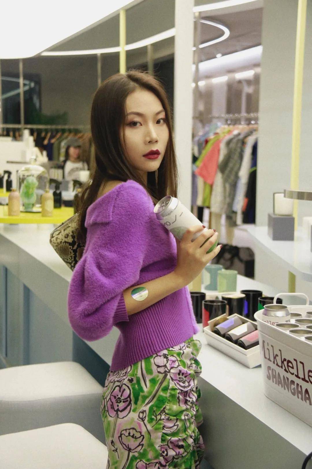 白女士 秋天换季穿啥？网友：女明星都钟爱的针织单品是时候安排了！