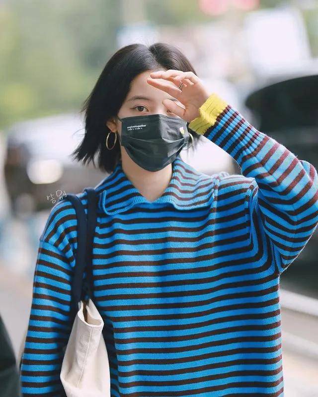 白女士 秋天换季穿啥？网友：女明星都钟爱的针织单品是时候安排了！
