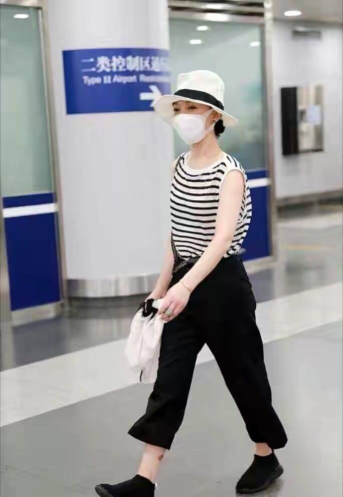 周迅 周迅也挺会博眼球,腿上扯那么多洞,分不清穿的是裤子还是靴子