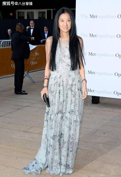 黑色 王薇薇是“奶奶辈顶流”，黑白拼色抹胸配短裤高挑时髦，优雅大气