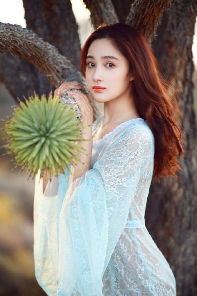 原创月光女神孙嘉璐吊带搭配出礼服效果曾和苗圃王耀庆合作