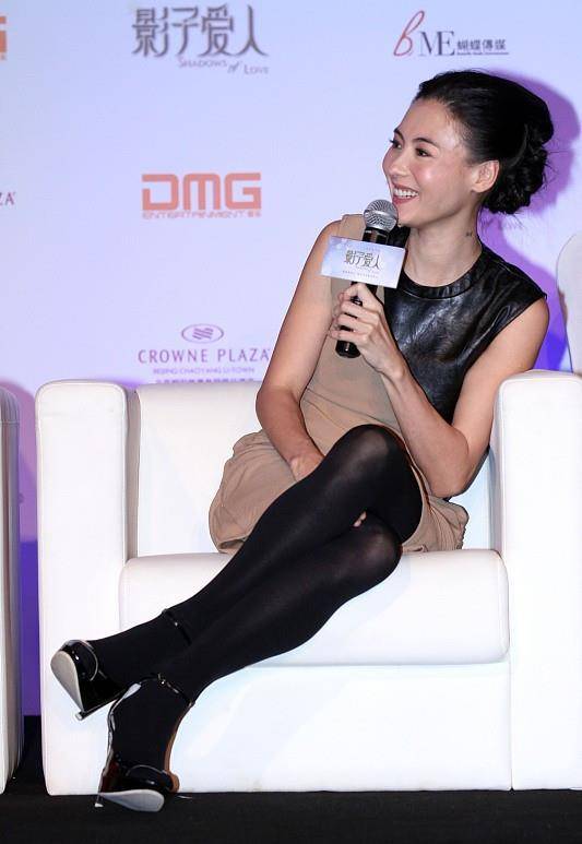 服装 张柏芝张韶涵和景甜合照,明明都穿了裙子,但看不出年龄差