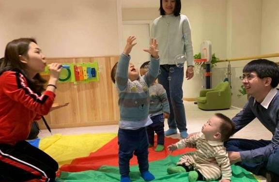 社交能力|幼儿园老师透露：第一天上幼儿园不哭的娃，多半是出自这4种家庭