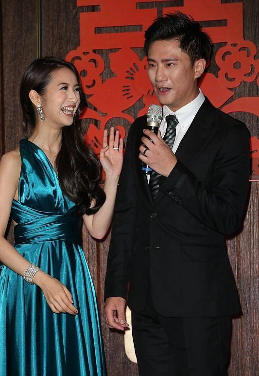 老公 林依晨和老公感情真好，穿缎面裙子展示好身材，老公的气场也不差