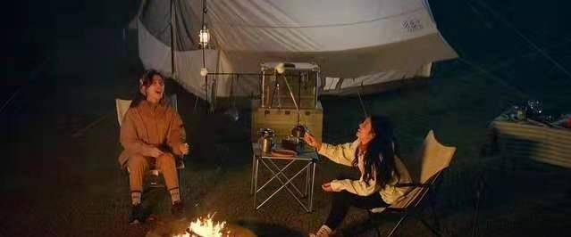 整体 刘诗诗穿polo衫拍照片，既清纯又动人，仿佛是学生时代的校花