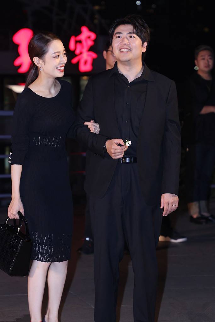 黑色 郎朗混血老婆身材气质不一般，紧身针织裙穿出3D感，真给郎朗长脸