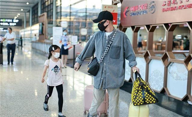 原创文章带着两个女儿现身机场姐妹俩手牵手感情深