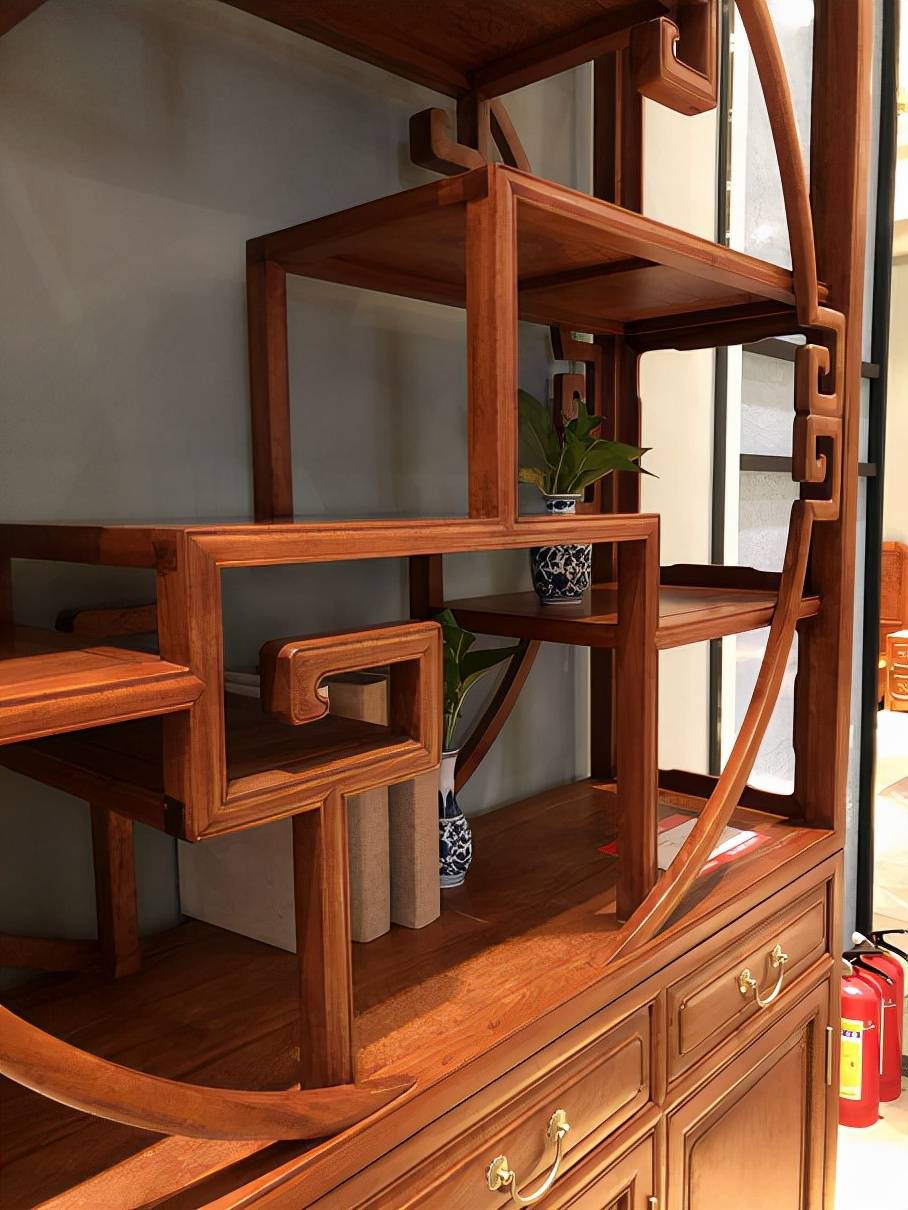 二,博古架鉴赏61 套腿,是根据家具的四足形状,或 圆或方,随形装在足