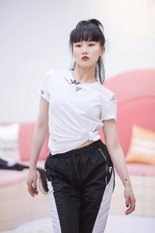 女王 张萌果然是“心机”女王，穿T恤前面“挖个”爱心，显得身材更好