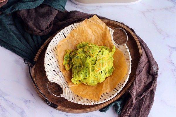 搅拌机|健康的菠菜做成鸡蛋饼,当作早餐再合适不过了,全家老少都喜欢