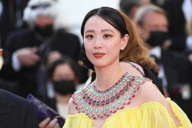 设计 李梦的裙装选择挺特别,淡黄的长裙别有风味,配上项链更惹眼