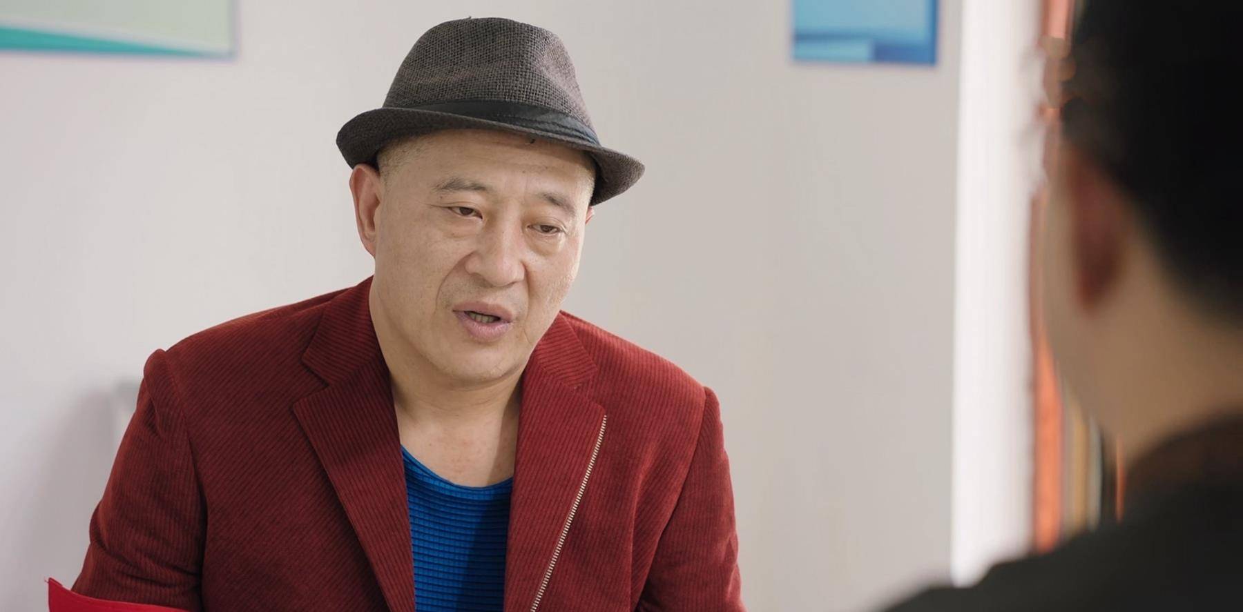 经常与刘能对着干,总喜欢戴一个蓝帽子,上身穿一件带窟窿的白色背心