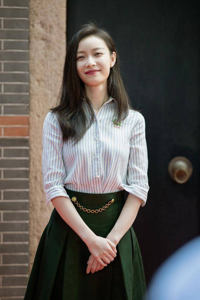 服装 倪妮真的“太狠了”，红色格纹外套穿出满屏时尚感，真是不服不行