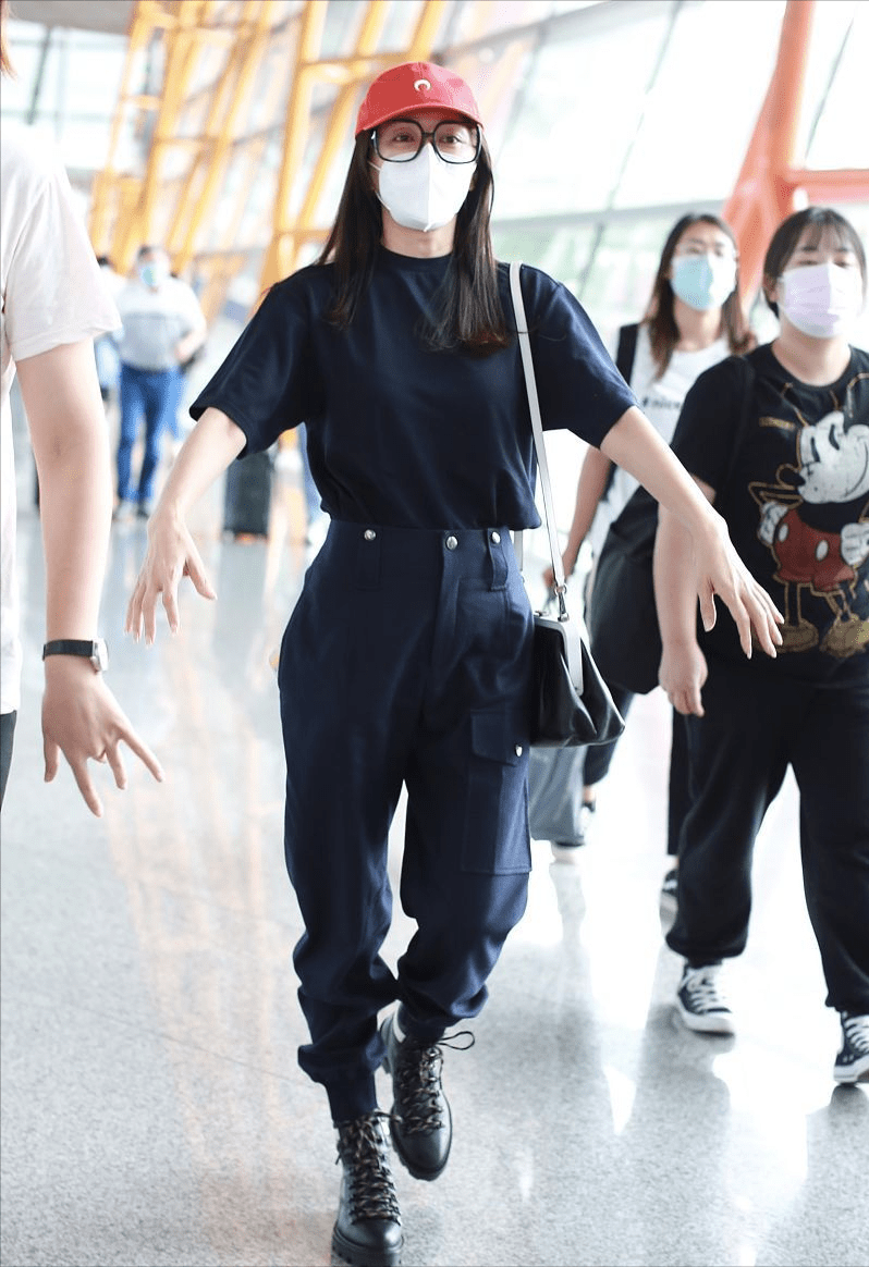 整体 秦岚的小蛮腰瞒不住了，T恤配工装裤穿得又美又飒，少女感满满