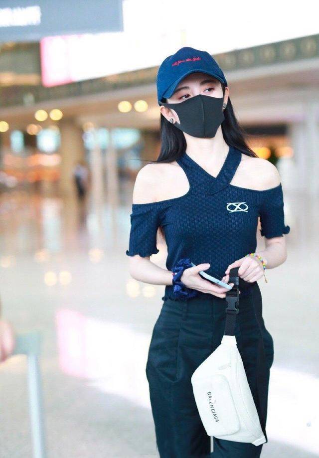 女王 张萌果然是“心机”女王，穿T恤前面“挖个”爱心，显得身材更好