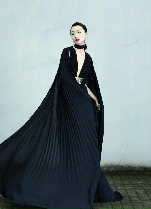 纸片人 周冬雨瘦成“纸片人”,穿挂脖亮片裙看着只有80斤,真正骨感美人