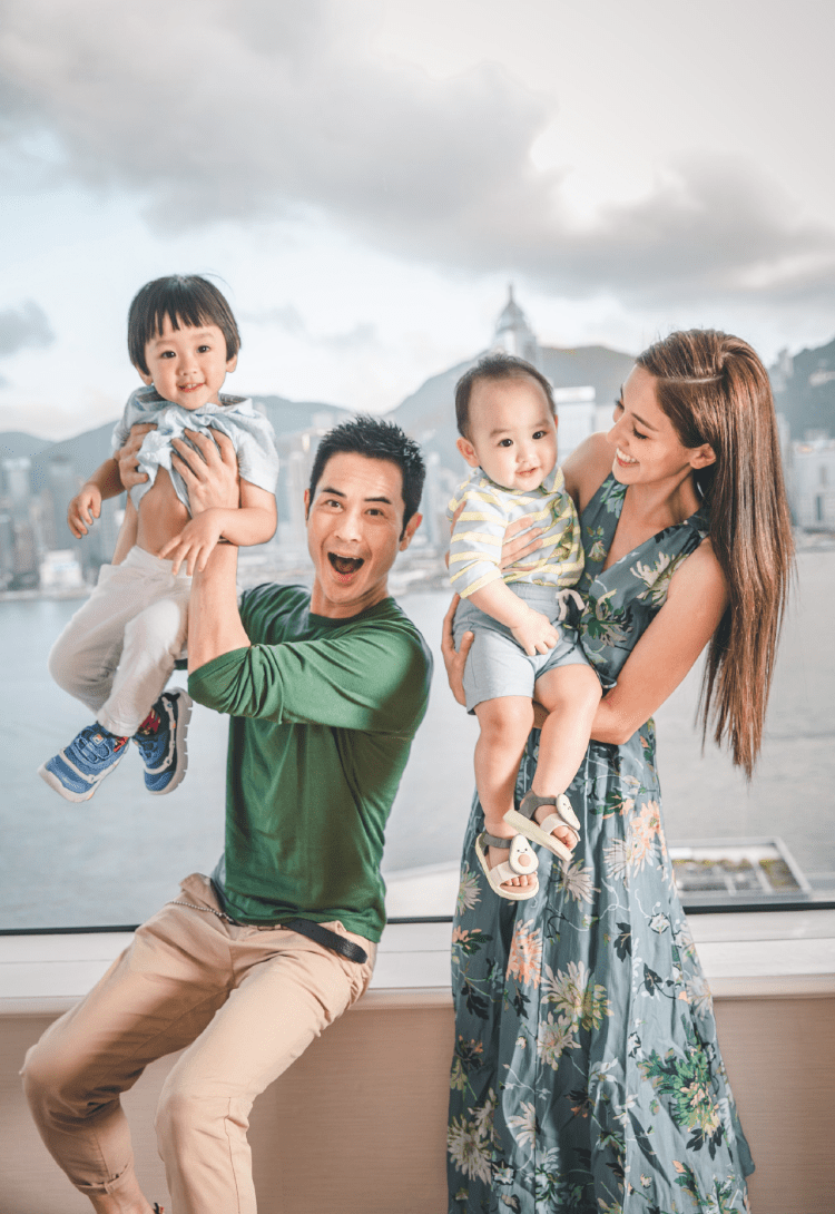 郑嘉颖郑嘉颖港姐老婆携子拍广告，兄弟俩肤色差明显，一个活泼一个呆萌