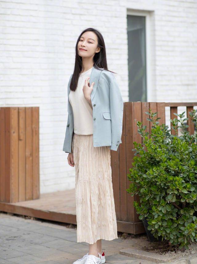 服装 倪妮真的“太狠了”，红色格纹外套穿出满屏时尚感，真是不服不行