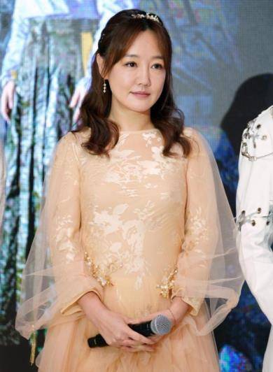 设计 薛佳凝也难逃中年定律，明明穿少女风的裙子，却也遮不住老态了