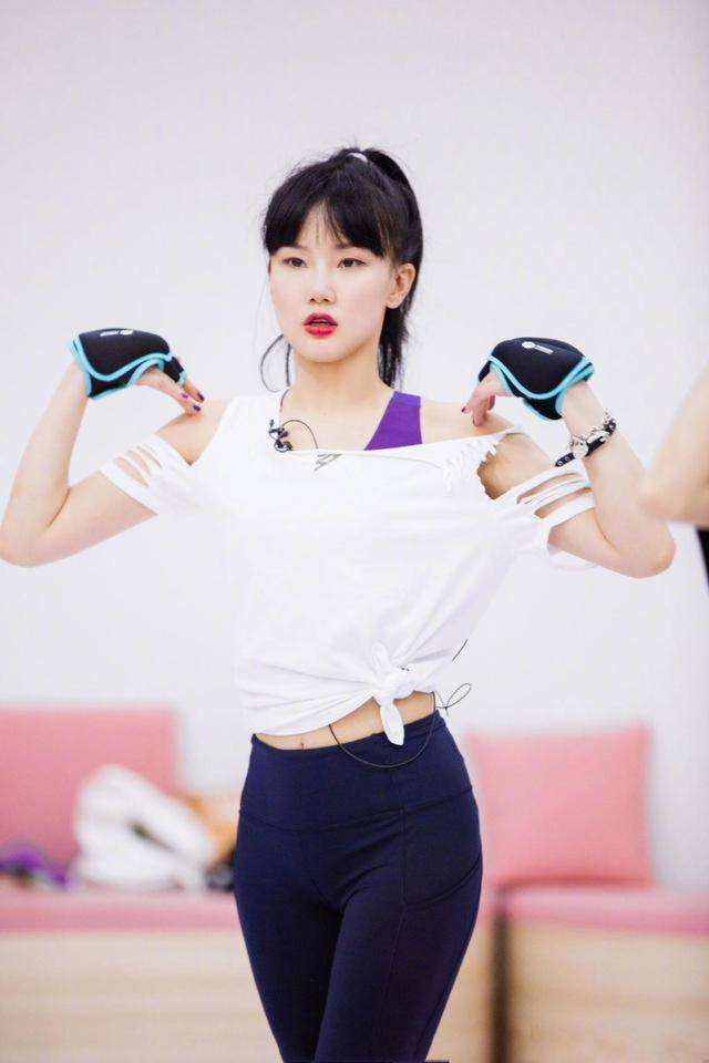 女王 张萌果然是“心机”女王，穿T恤前面“挖个”爱心，显得身材更好