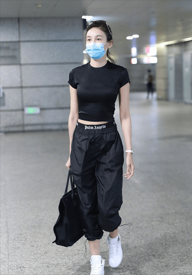 张蓝 “龙女郎”张蓝心长腿太吸睛,私服盖不住优越身材,让人羡慕